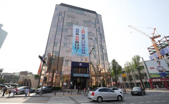 29일 오후 국내 최대 안보단체인 서울 성동구 재향군인회관 건물에 남·북 , 북·미 회담 성공을 기원하는 대형 현수막이 걸려 있다. 향군은 남북정상회담이 열린 27일 오전 창성동 별관부터, 세종문화회관, 광화문에 걸쳐서 판문점으로 향하는 문재인 대통령을 환송한 바 있다.